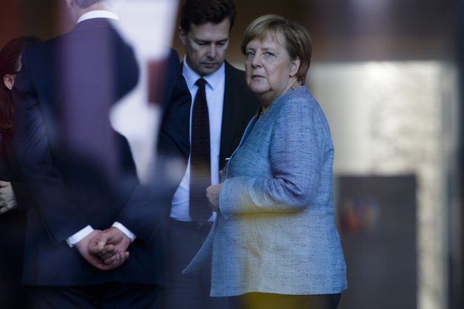 Angela Merkel je prejšnji teden napovedala postopen umik z vrha nemške politike, vprašanje pa je, ali so njeni načrti uresničljivi. FOTO: AP