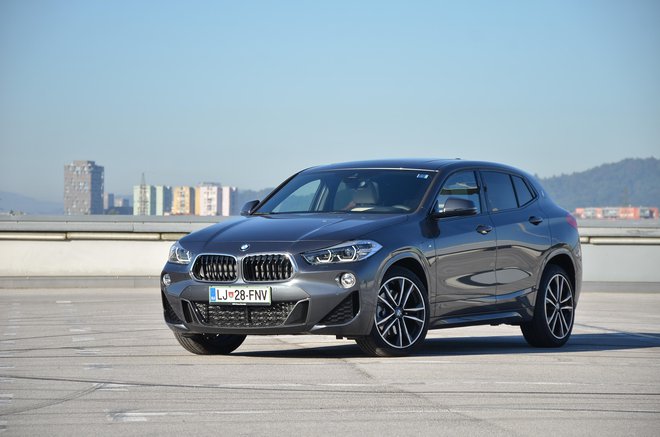 BMW X2 je bolj kupejevsko oblikovan sorodnik modela X1. Predstavlja zanimivo nišo.