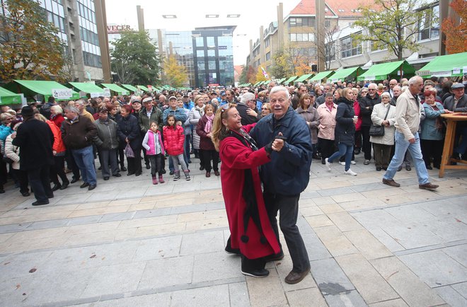 Za martinovo je bilo lani veselo tudi na Trgu Leona Štuklja v Mariboru. Foto Tadej Regent