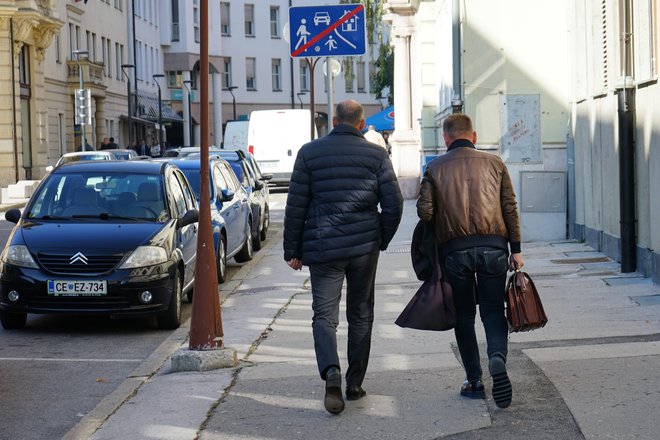 Janez Janša in odvetnik Franci Matoz med odhodom s celjskega sodišča, kjer proti Janši teče tudi kazenski postopek zaradi razžalitve novinark. FOTO: Brane Piano