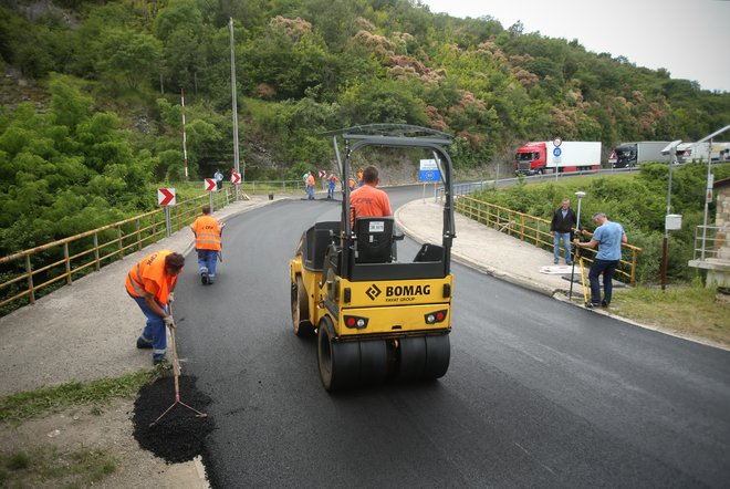 Delavci CPK asfaltirajo most čez reko Dragonjo, kjer naj bi potekala državna meja. Dragonja, Slovenija 21.maja 2018.
[državne meje,delavci,delo,gospodarstvo,gradbeni delavci,cestni delavci,asfalt,asfaltiranje,cestni valjarji,ceste,promet,mostovi,Dragonja,Slovenija,motivi]