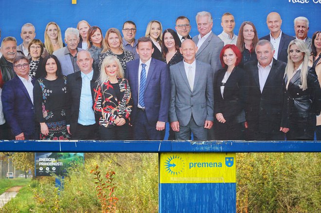 Plakat Šrotove Celjske županove liste in plakat Marka Zidanška in SLS v Medlogu na oglasnem panoju Premene, o kateri na Mestni občini Celje pravijo, da nima dovoljenj in soglasij za tovrstno oglaševanje v Celju. FOTO: Brane Piano