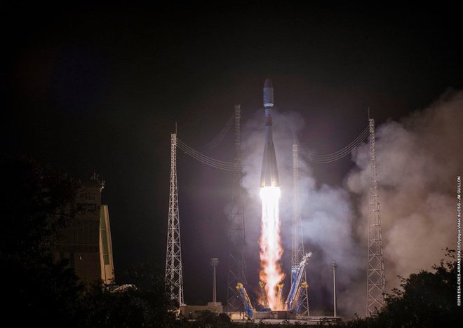 Sojuz je s štiri tone težkim satelitom poletel z vzletišča na Francoski Gvajani danes ob 1.47.&nbsp;FOTO: ESA-CNES-Arianespace&nbsp;