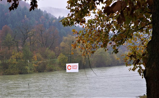 Napis gibanja Odprto Celje nad Savinjo na Špici nad Celjem. FOTO: Brane Piano