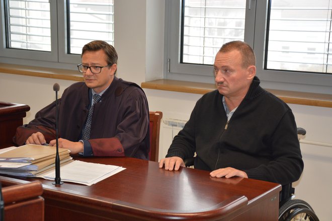 Odvetnik Tomaž Toldi na sodišču zastopa invalidsko upokojenega policista Štefana Bukviča. FOTO: Oste Bakal