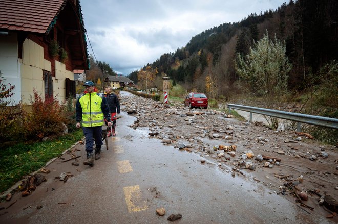 Prihod iz Jelendola v Tržič prebivalcem še vedno predstavlja precejšen organizacijski zalogaj. FOTO: Jure Makovec/AFP