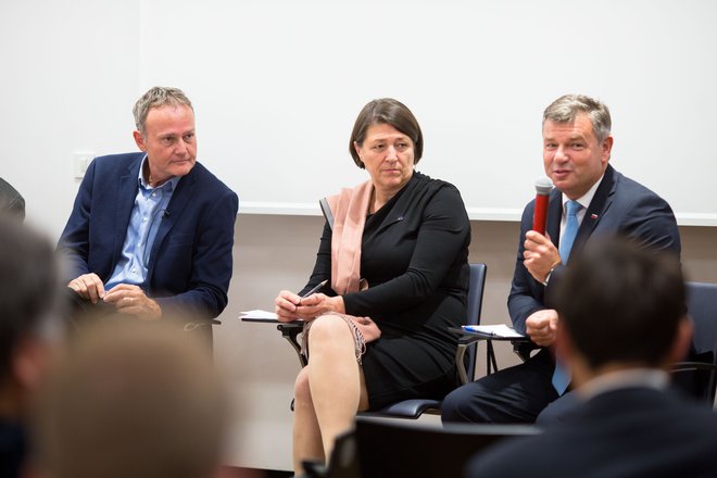 S posveta v Šiški, v dobro javnega mestnega prometa po tramvajsko: Dragan Matić, Violeta Bulc in Peter Gašperšič. FOTO www.matejpusnik.si