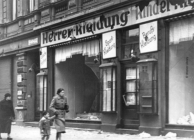 Nacisti so med 9. in 10. novembrom leta 1938 uničili več kot 7500 judovskih trgovin. FOTO: Wikipedija