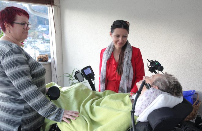 Tina Mikuš ob bolni materi Alenki; z njima je osebna asistentka. Foto Mavric Pivk/delo