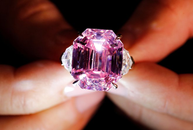 Avkcijska hiša Cristie&#39;s v Ženevi bo dala v kratkem na dražbo 18,96 karatni rožnati diamant (Fancy Vivid Pink Diamond).&nbsp;Foto Denis Balibouse Reuters