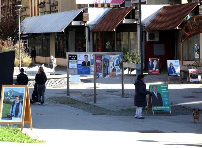 Zaradi velikega navala na plakatna mesta trboveljski koncesionar razmišlja, da bi začel z novo prakso &ndash; dva transparenta na eno mesto. FOTO: Mavric Pivk