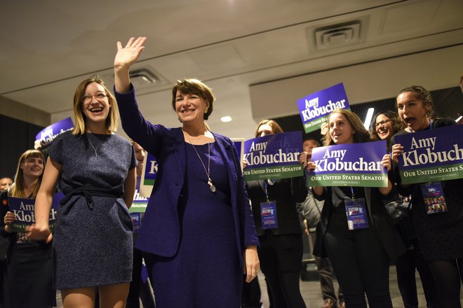 Takole se je v torek že tretjega mandata v senatu veselila Amy Klobuchar. FOTO: AP