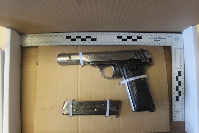 Policisti so zasegli dve pištoli z več naboji. FOTO: PU Koper