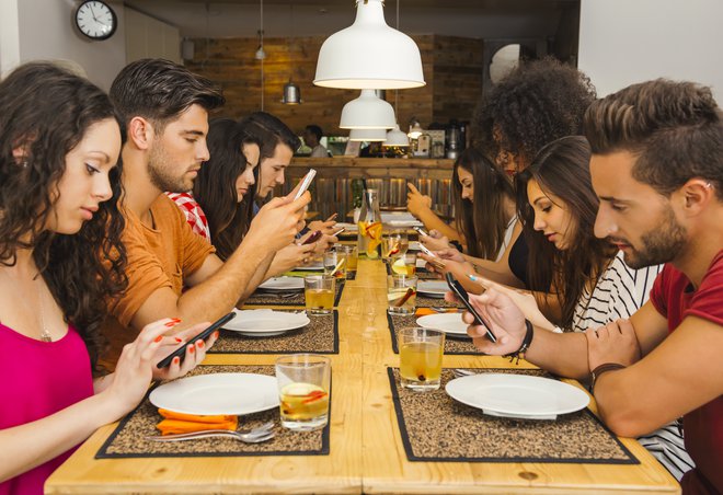 Namesto pogovora strmenje v mobilni telefon? Navada, ki se mnogim zdi že običajna, druge pa jezi.<br />
<br />
FOTO Shutterstock