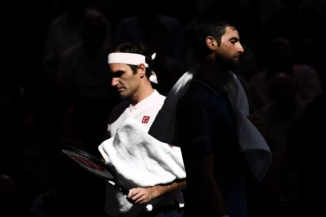 Novak Đoković in Roger Federer sta v soboto s pariškim polfinalom razvajala teniške navdušence, odigrala le eno igro manj od maksimalnega števila, Srb pa je bil na koncu boljši s 7:6, 5:7, 7:6. FOTO: AFP