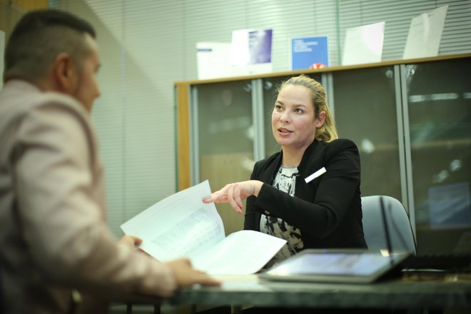 Obvestila o dodelitvi delnic in vračilu sredstev bodo šla na pošto še ta teden.&nbsp;FOTO: Jure Eržen/Delo