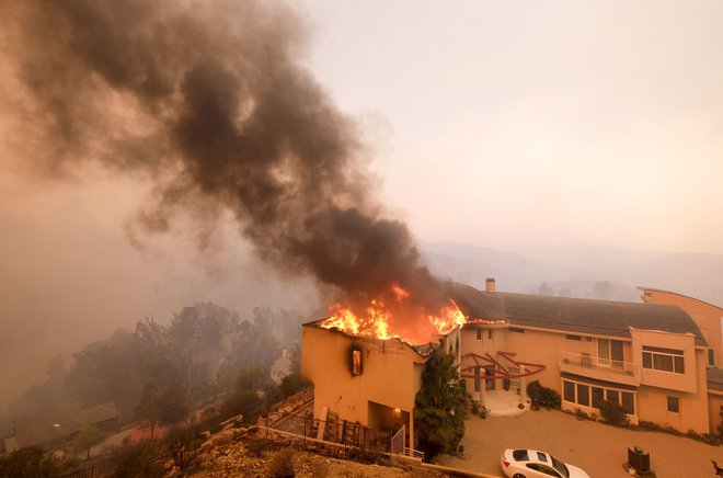 Hud požar pustoši po Malibuju.&nbsp;FOTO: Ap