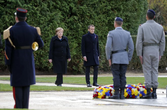 Preden sta položila venec na spomenik sta se kratko objela, nato pa tako kot ostali prisluhnila vojaškim trobentam in himnam obeh držav. FOTO: Michel Euler/Ap