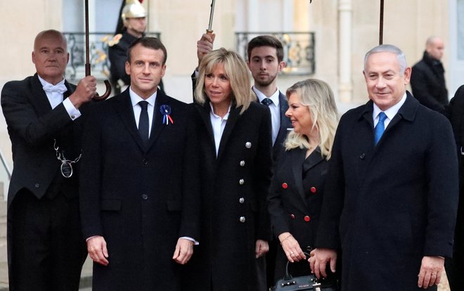 Emmanuel Macron in izraelski premier Benjamin Netanyahu s soprogo Saro. FOTO: Reinhard Krause/Reuters