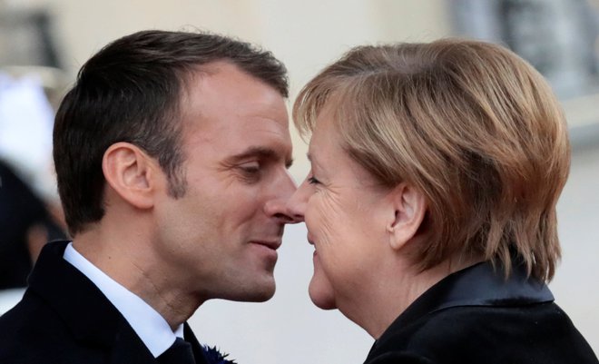 Emmanuel Macron ob sprejemu nemške kanclerke Angele Merkel. FOTO: Reinhard Krause/Reuters