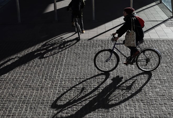 Dnevi so krajši, zato so luči še bolj pomembne. FOTO: Blaž Samec/Delo