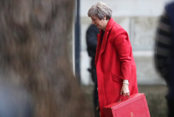 Britanska ministrska predsednica Theresa May je na svoj kontroverzni predlog dogovora z EU stavila ves svoj politični kapital. FOTO: Reuters