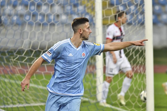 Najprej se je Andraž Šporar veselil gola in podaje, nato je uničeval inventar na štadionu v Nitri. FOTO: Slovan Bratislava