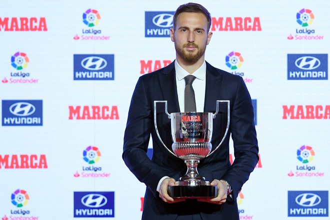 Jan Oblak se je priznanja razveselil že tretjič zapovrstjo. FOTO: Lluis Gene/AFP