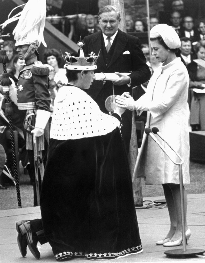 Naziv valižanskega princa mu je kraljica podelila že 26. julija 1958, šele 11. julija 1969 pa tudi s slovesnostjo. FOTO: AFP