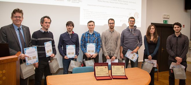 Zmagovalno ekipo je vodil prof. dr. Matjaž Gams, vodja Odseka za inteligentne sisteme (čisto levo), ob njem stoji vodja drugouvrščene ekipe dr. Mitja Luštrek, vodja skupine za ambientalno inteligenco. V ekipah so sodelovali še (z leve) Vito Janko, Jani Bizjak, Gašper Slapničar, Miha Mlakar, Nina Reščič in Nejc Mlakar ter Martin Gjoreski, Matej Marinko in Vid Drobnič, ki jih na fotografiji ni. Foto Marjan Verč