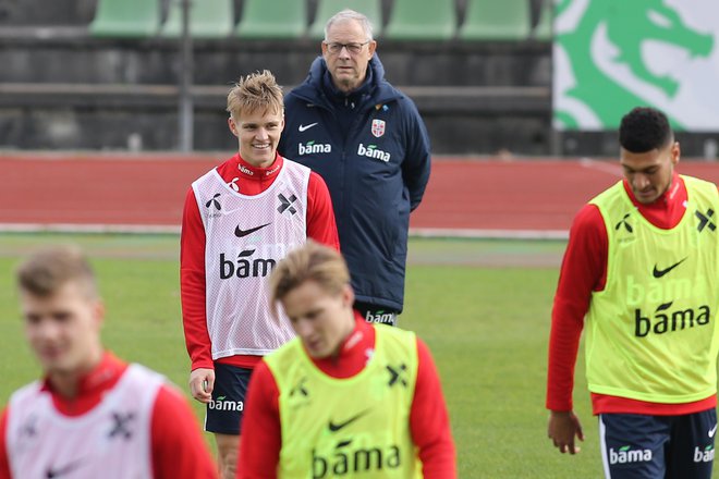 Med izbranci Larsa Lagerbäck je tudi 19-letni Martin Ødegaard (na fotografiji pred selektorjem), ki so ga pred leti razglasili za čudežnega otroka, zaradi česar ga je kupil tudi Real Madrid. FOTO: Tomi Lombar/Delo