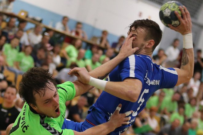 Krkin kapetan David Didovič (levo) na prvi tekmi sezone ni bil prizanesljiv do Jake Malusa. Foto Tomi Lombar