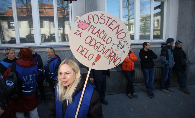 Če sindikati in vlada ne bodo našli skupnega jezika, se obeta več protestnih shodov pred vladno palačo. FOTO: Jože Suhadolnik