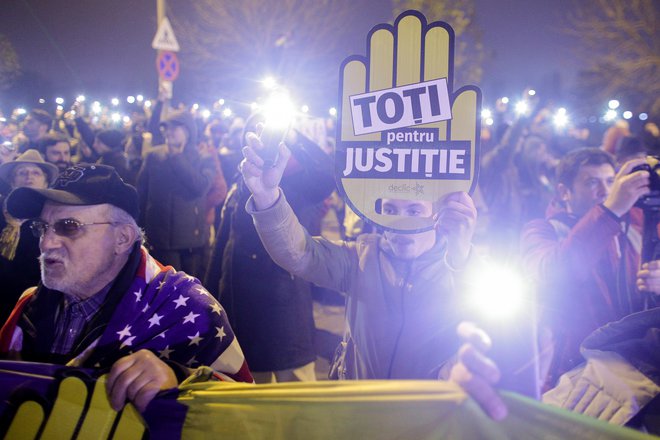 Proti sporni pravosodni reformi so v Romuniji avgusta potekali množični protesti. FOTO: Inquam Photos/Reuters