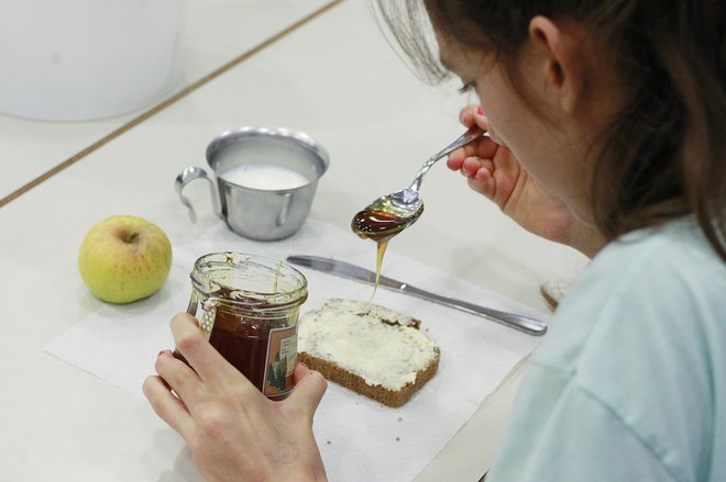 Ne le na dan slovenske hrane, o pomenu uživanja lokalno pridelane hrane in varovanja okolja v šolah in vrtcih ozaveščajo vse dni v letu. FOTO: Leon Vidic