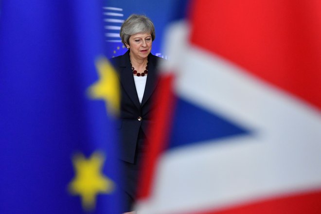 Britansko premierko Thereso May čaka naporno prepričevanje njenih ministrov o dogovoru, ki so ga na tehnični ravni uspeli doseči evropski in britanski pogajalci. FOTO: EMMANUEL DUNAND / AFP