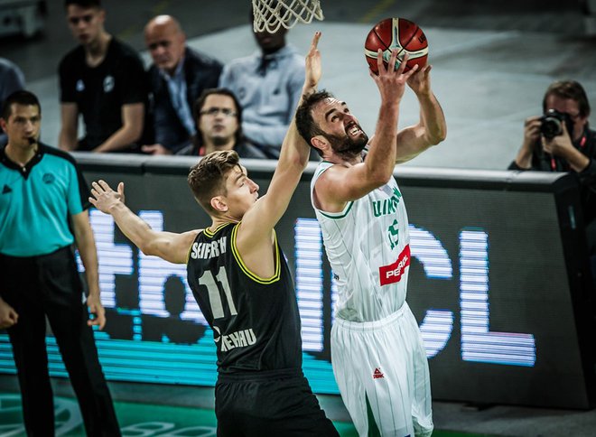 Mirza Begić je bil edino Olimpijino orožje tik pod obročema. FOTO: FIBA