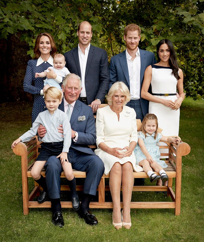 Britanska kraljeva hiša je ob jubileju princa Charlesa objavila družinsko fotografijo, na kateri so: Charles in njegova Camilla, princ Willliam s Catherine in otroci, prinčkom Georgejem, princesko Charlotte in malim Louisom, princ Harry in nosečo Meghan. FOTO: Reuters