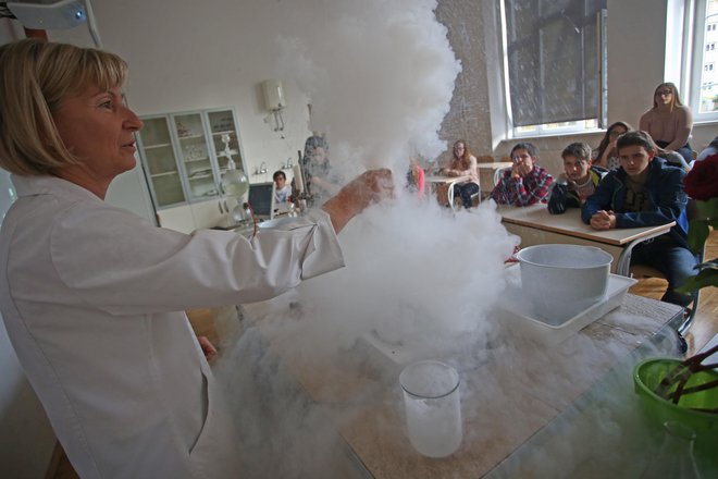 Kemijski poskusi so otrokom vedno najbolj zanimivi. FOTO: Tadej Regent/Delo