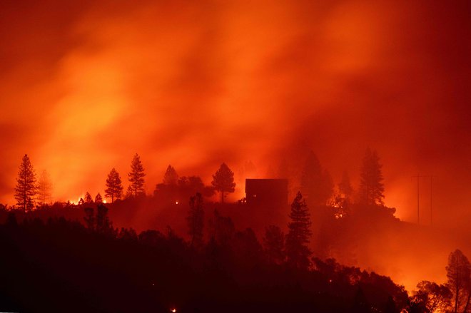 Požar blizu Big Benda v Californiji izgleda zastrašujoče. Foto Robyn Beck Afp