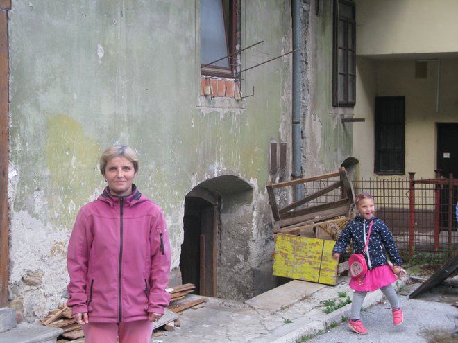 V večstanovanjski hiši na Trgu Franca Fakina vztrajajo samo še Makovi, ki se sprašujejo, kateremu podjetniku stanovanjski objekt, ki se tako tesno drži poslovnega, ne bi bil v napoto. Foto Polona Malovrh