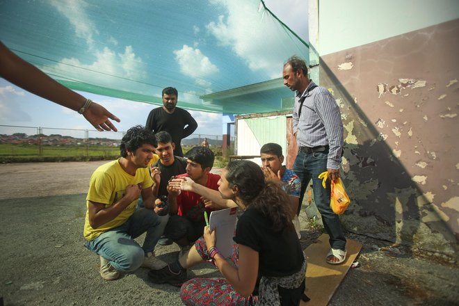 Dokument najprej govori o potrebi po obravnavanju vzrokov, ki ljudi prisilijo k migracijam, govori o ukrepih za zagotavljanje varnih, nadzorovanih in urejenih migracij. FOTO: Jure Eržen/Delo