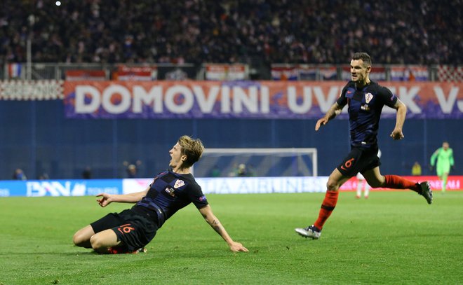 Tin Jedvaj in Dejan Lovren sta se razveselila zmagovitega zadetka. FOTO: Reuters