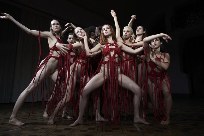 Suspiria simbolno obračuna s prednicami. Foto Alessio Bolzoni/amazon Studios