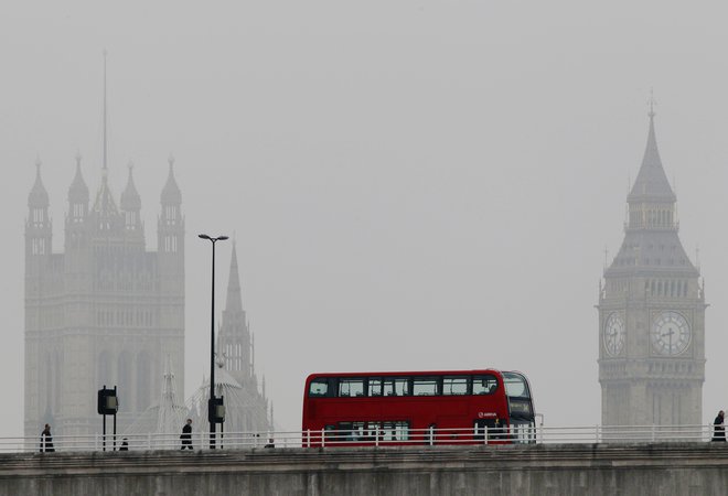 Čeprav se v Londonu zapleta, se v državah članicah&nbsp;nadaljujejo priprave na sprejetje ločitvenega sporazuma. Foto: Luke Macgregor/Reuters