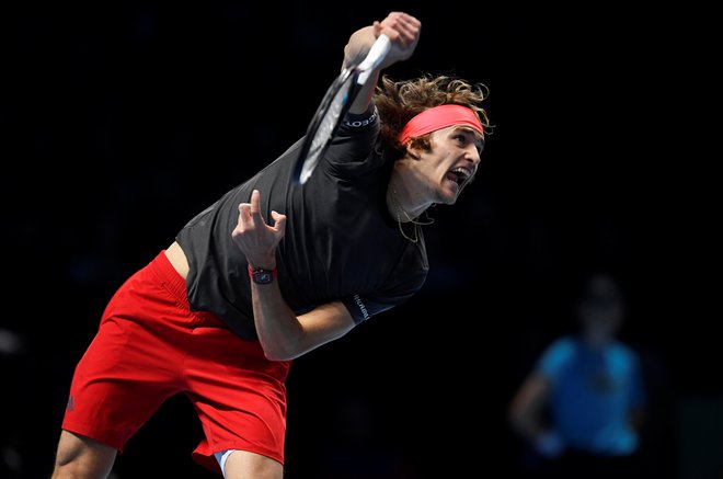 Alexander Zverev je v šestem medsebojnem obračunu z Rogerjem Federerjem zmagal tretjič. FOTO: Tony O'Brien/Reuters