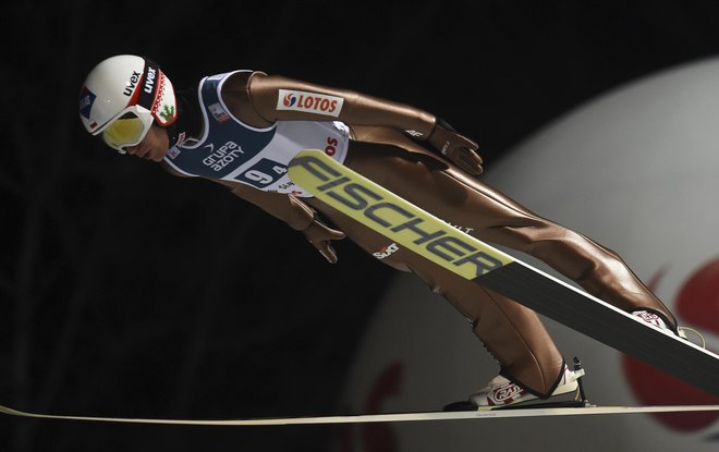 Kamil Stoch in preostali trije Poljaki so navdušili domače navijače. FOTO: Alik Keplicz/AP