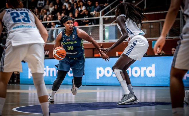 V slovenski vrsti se je z 19 točkami najbolj izkazala Shante Evans. FOTO: FIBA