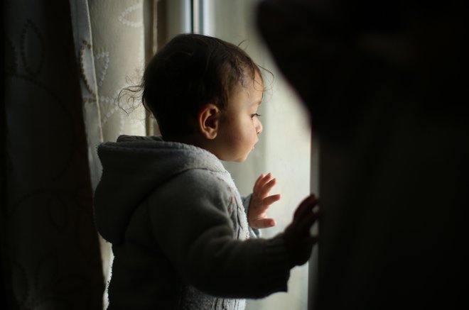 Kjučno je ozaveščanje staršev in otrok, pa tudi učiteljev in vzgojiteljev. &raquo;Naj to ne bo tabu. Le tako bomo odprli prostor, da se nam bo otrok morda zaupal.&laquo; Fotografija je simbolična. FOTO: Jure Eržen/Delo