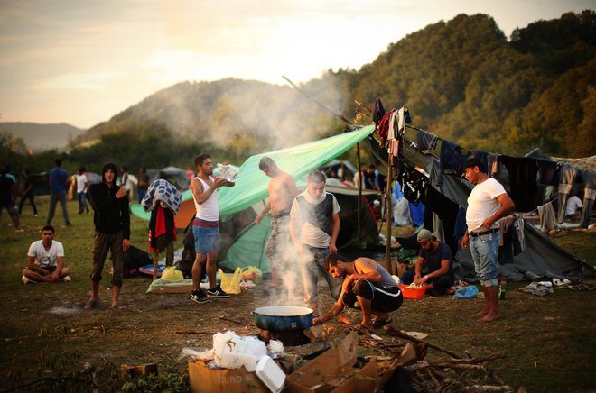 V sprejemnih domovih je prostora le za 1700 ljudi. Na fotografiji improviziran kamp na obrobju Velike Kladuše pred nekaj meseci. Foto Jure Eržen